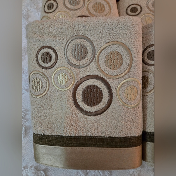 Hand Towels- Set of 4 - Picture 2 of 6